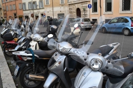 Vespa di parkir di jalanan kota Roma_Dok foto pribadi