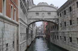 Pemandangan canal tempat lalu lalang gondola diantara bangunan di kota Venesia | Foto dok pribadi