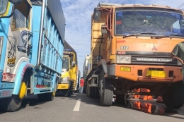 Ratusan truk logistik menutup separuh jalur jalan provinsi di Kulwaru, Kulon Progo, Daerah Istimewa Yogyakarta. Mereka menolak pelarangan truk ODOL.(KOMPAS.COM/DANI JULIUS)
