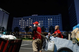 Tukang rongsokan tengah istirahat di kawasan Jalan MH Thamrin, Jakarta, Senin (22/4/2020). Di tengah pandemi Covid-19 dalam situasi yang sangat berat, pemerintah mengumumkan akan terjadi peningkatan jumlah angka kemiskinan hingga 3,78 juta orang (KOMPAS.COM/KRISTIANTO PURNOMO)