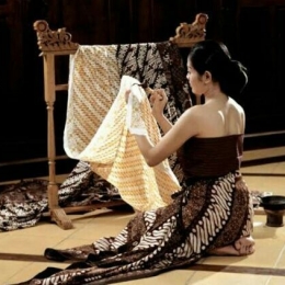 Batik merupakan pakaian identitas bagi suku