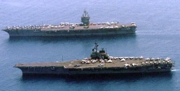 Kapal Induk Supercarrier pertama USS Forrestal dan Kapal Induk Supercarrier bertenaga nuklir pertama USS Enterprise | Sumber Gambar: seaforces.org
