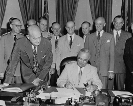 Presiden Harry S. Truman dan para petinggi Departemen Pertahanan ketika menandatangani anggaran Pertahanan tahun 1949 | Sumber Gambar: naragetarchive