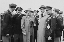 Menteri Angkatan Udara Stuart Symington (Kedua, Kanan) dan KASAU Jenderal Hoyt Vandenberg (Paling Kanan) dan Presiden Truman | Sumber Gambar: af.mil