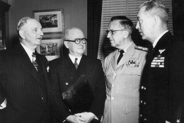 KASAL Laksamana Louis Denfeld (Kedua, Kanan) dan Menteri Angkatan Laut Francis P. Matthews (Kedua, Kiri) | Sumber Gambar: airforcemag.com