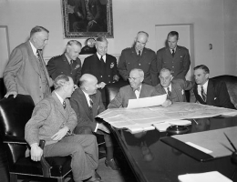 Presiden Harry S. Truman dan Menhan Louis Johnson beserta para petinggi Militer ketika rapat Dewan Keamanan Nasional | Sumber Gambar: Truman Library