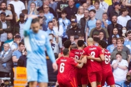 Para pemain Liverpool merayakan gol Sadio Mane ke gawang Manchester City dalam laga semifinal Piala FA, Man City vs Liverpool, di Wembley Stadium, Sabtu (16/4/2022) malam WIB.(AFP/NUR PHOTO/Mi News via KOMPAS.com)