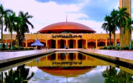 Image:  Kolam yang cukup besar menghiasi eksterior Masjid Sablal Muhtadin (by Merza Gamal)