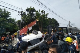Sebuah mobil tertabrak KRL di perlintasan kereta antara Stasiun Depok dan Citayam, Rabu (20/4/2022). (KOMPAS.com/CHAERUL HALIM)