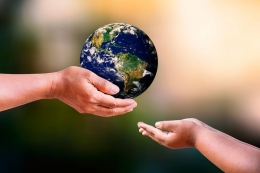 Ilustrasi bumi dan tangan-tangan manusia. (Foto: Kompas.com)