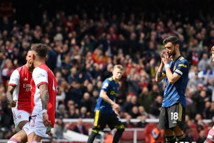 Ekspresi kecewa Bruno Fernandes usai gagal mengeksekusi penalti ke gawang Arsenal (AFP/Mike Hewitt via Kompas.com)