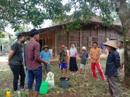 (Dokumentasi pribadi pembuatan pupuk bokashi di Dusun Banjaran Cengklik)
