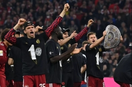 Pemain Bayern Munchen melakukan selebrasi merayakan gelar juara Bundes Liga. Foto: AFP/CHRISTOF STACHE via Kompas