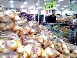 Keterangan foto: Harga kentang yang sudah dibersihkan, satu kantong isi 4 kilogram hanya 1.49 dollar atau setara Rp.15.000 untuk 4 kg. Berarti perkg sekitar 4 riburupiah/ dokumentasi pribadi 