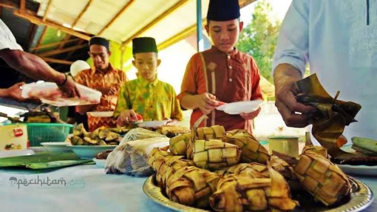 Makan ketupat di Hari Raya IdulFitri (pecihitam.org)