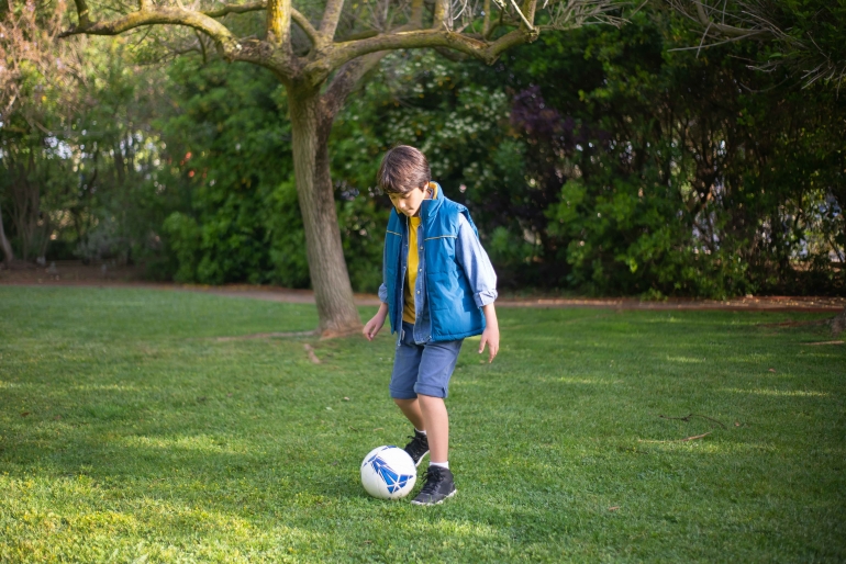 Anak yang sedang bermain sepak bola (Sumber : Pexels/Kampus Production) 