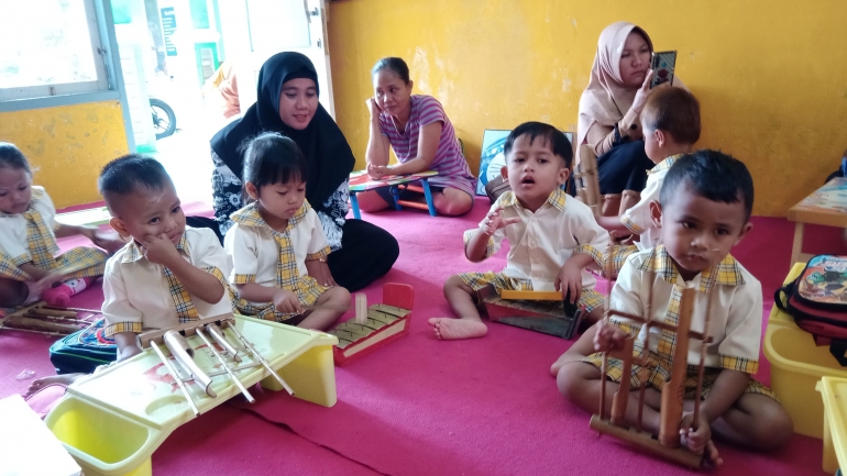 Anak usia dini yang bermain angklung dan gamelan bersama guru dan orangtua (dokpri Bayu)