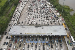 Kepadatan arus kendaraan saat libur lebaran 2022.| ANTARA FOTO/M RISYAL HIDAYAT via Kompas.com