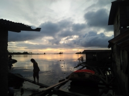 Siluet matahari terbit di pinggir kampung Pulau Baguk (Dok. Pribadi)