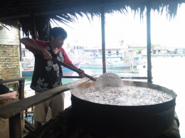 Mencoba pengolahan ikan teri yang diasinkan di bagan Pulau Baguk (Dok. Pribadi)