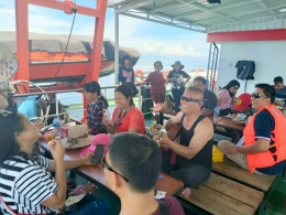 Keseruan konser non stop vokal grup Elhineni saat perjalanan menuju Pulau Banyak (Dok. Pribadi)
