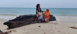 Pose sepasang pasutri di pantai Pulau Panjang (Dok. Pribadi)