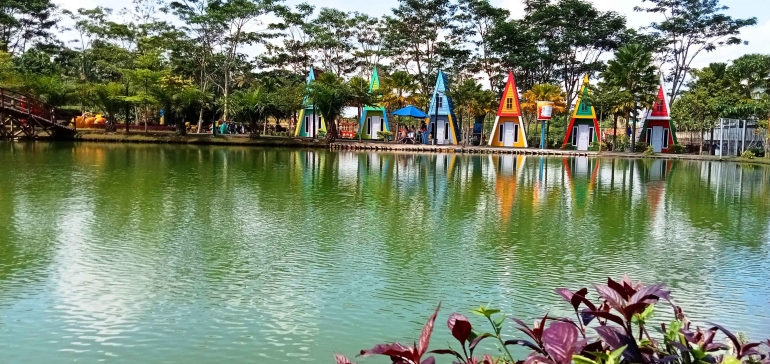 Umbul Bening, serupa danau nan indah dilengkapi wahana bermain dan kolam renang. Sumber: Dokumentasi Pribadi