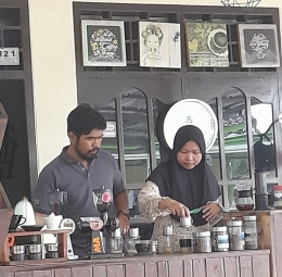 Yanggi dan isteri. Owner yang langsung melayani para pelanggan yang ingin menikmati hidangan kopi ala Nuwo Kupi. Dok pribadi