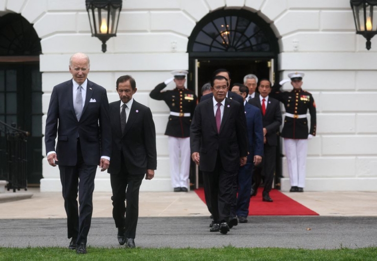 Image: Presiden AS Joe Biden berjalan ke South Lawn bersama para pemimpin ASEAN untuk berfoto bersama pada KTT AS-ASEAN (REUTERS/Leah Millis)