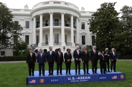 Image: Presiden AS Joe Biden berpose untuk foto bersama dengan para pemimpin ASEAN di Gedung Putih, Washington-12 Mei 2022 (REUTERS/Leah Millis)
