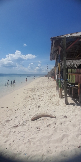 Suasana wisata di pantai Tablolong. Dok pribadi