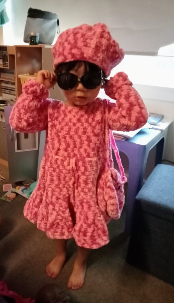Cucu saya mengenakan satu set pakaian benang woll dok pribadi