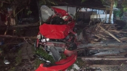 Sebuah mobil merah yang diduga tertabrak kereta di daerah surabaya. Foto ini diambil pada tanggal Senin, 25 April 2022 oleh Detik.com