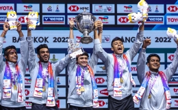 Selebrasi tim putra India dengan trofi Piala Thomas |  https://bwfthomasubercups.bwfbadminton.com/