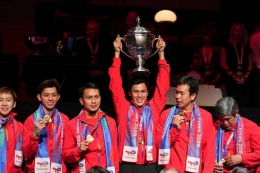 Selebrasi tim Piala Thomas Indonesia kalahkan China di final 3-0 di Aarhus, Denmark, 17/10-2021 (Foto: kompas.com - ANTARA FOTO/RITZAU SCANPIX via R)