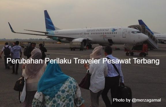 Image: Para penumpang sedang menuju pesawat yang akan membawa mereka ke tujuan (by Merza Gamal)
