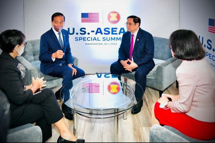 Presiden Joko Widodo bertemu sejumlah tokoh di sela-sela penyelenggaraan KTT Khusus ASEAN-AS di Washington DC, Jumat (13/5/2022). (dok. Sekretariat Presiden)