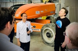 CEO Elon Musk dan Presiden Jokowi berkeliling mengunjungi fasilitas produksi roket SpaceX.(BIRO SETPRES via VOA INDONESIA) 