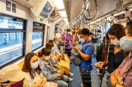 Memakai masker di transportasi publik (istockphoto.com)