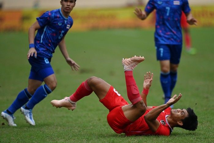 Garuda Muda harus jatuh bangun meladeni permainan keras Thailand. (sumber: ANTARA PHOTO via detiknews)