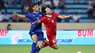 Marc Klok dijatuhkan pemain Thailand di semifinal SEA Games 2021. (REUTERS/CHALINEE THIRASUPA via cnnindonesia.com)