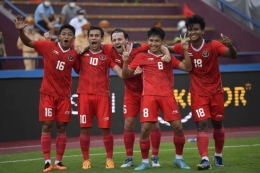 Luapan kegembiraan pemain Timnas Indonesia saat lawan Filipina. (ANTARA FOTO/ZABUR KARURU/via KOMPAS.COM)