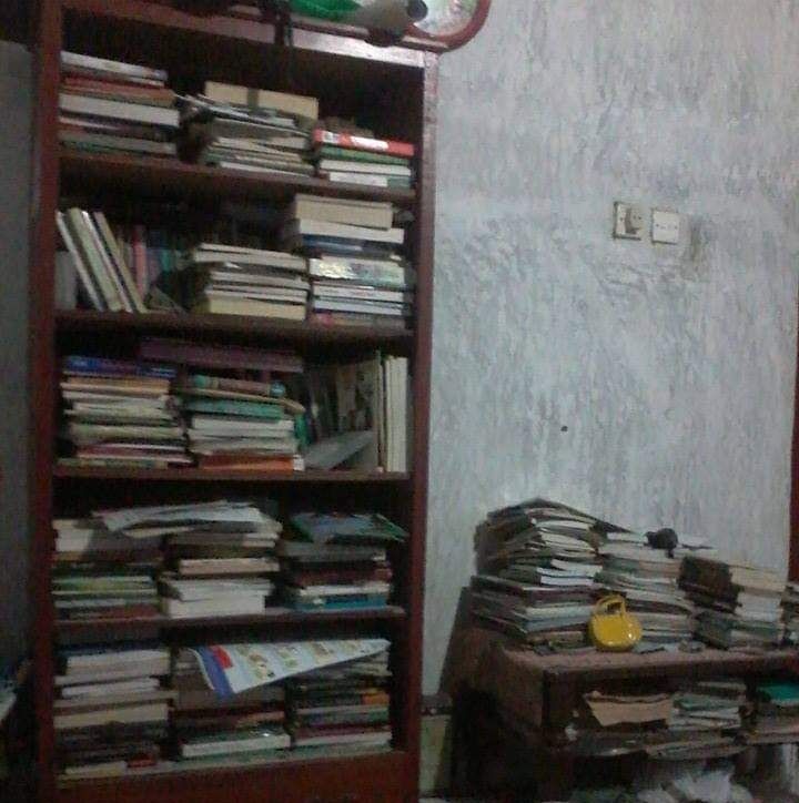 Ini sebagian pustaka saya. Ada di ruangan lain yang tersimpan buku, lantara sebuah rak besar punah akibat gempa 2009. (foto dok damanhuri)