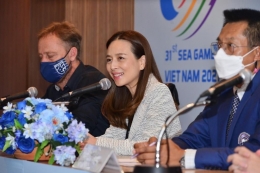 Wanita Tajir dan berpengaruh manajer Tim bola Thailand Sea Games dalam sebuah Konferensi Pers Foto : mgr.online.
