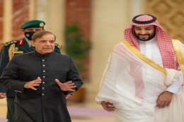 PM Pakistan Shehbaz Sharif (kiri) bertemu dengan Putra Mahkota Arab Saudi Mohammed bin Salman untuk meminta bantuan Riyadh. | Sumber: www.thestatesman.com