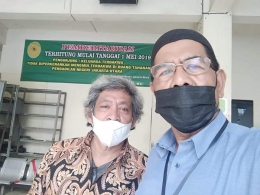 Dengan teman Syahril Elain (berkacamata) di PN Jakarta Utara (foto dok Nur Terbit)