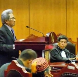 Kenangan saat sidang di Mahkamah Konstitusi (MK), Adnan Buyung Nasution hadir sebagai saksi ahli (dok Nur Terbit)