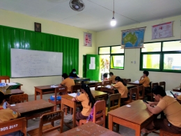 Guru harus terus memotivasi anak didik agar minat belajar mereka bangkit kembali | Foto: Siti Nazarotin