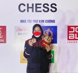 Foto Medina, Atlet Catur Putri indonesia saat meraih medali emas (Sumber: instagram.com/medinawarda)