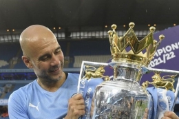 Pep Guardiola berhasil mempersembahkan trofi Liga Inggris bersama Manchester City. Foto: AFP/Oli Scarff via Kompas.com